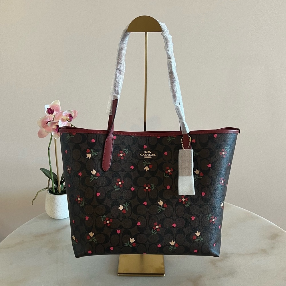NWT Coach City Tote in Signature Canvas With Heart Petal Print